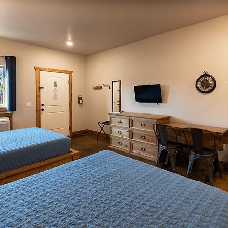 The Woods Lodging Kingston Extérieur photo