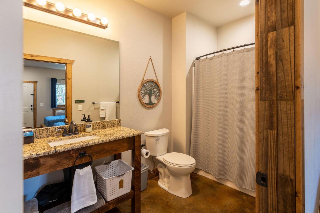 The Woods Lodging Kingston Extérieur photo