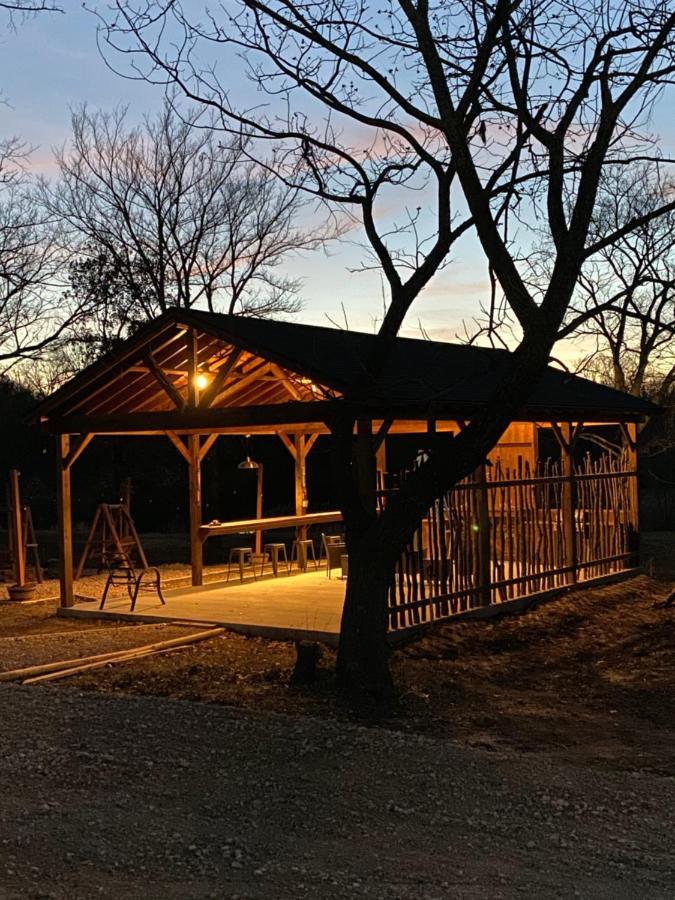 The Woods Lodging Kingston Extérieur photo